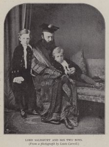 Lord Salisbury og hans to sønner (s/hvitt bilde) av Charles Lutwidge Dodgson