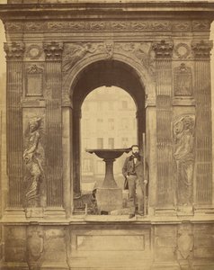 [Uidentifisert mann poserer i Fontaine des Innocents] av Charles Marville