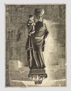 Skulptur av Maria med barn ved Notre-Dame, Paris