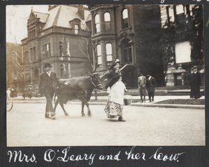 Folk kledd ut som Kate og Patrick OLeary med kua som en del av 40-årsjubileet for Chicago Fire i 1871, 1911 av Charles R. Clark