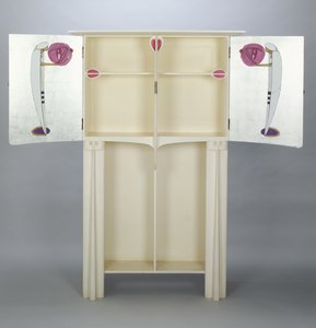 Skap, laget for 14 Kingsborough Gardens, Glasgow, 1902 (malt eik) 88;to figurer på sidedørene i arabisk kappe og turban som holder lanterner; av Charles Rennie Mackintosh