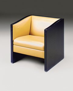 En av et par lenestoler, sent på 1900-tallet (brunt skinn og ebonisert eik) av Charles Rennie Mackintosh
