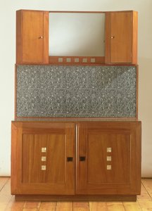 Servant, ca. 1917 (mahogni innlagt med perlemor og grønn erinoid, med glassbakplate) av Charles Rennie Mackintosh