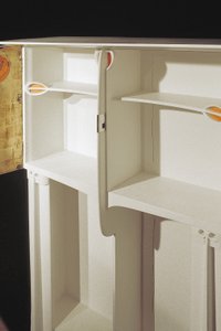 Hvitt skap designet for Mrs. Rowat, 1902 (tre, farget glass, emalje) av Charles Rennie Mackintosh