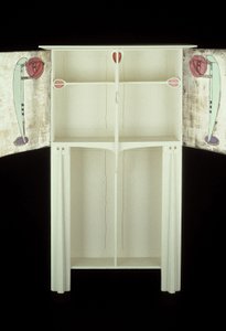 Hvitt skap designet for Mrs. Rowat, 1902 (tre, farget glass, emalje) av Charles Rennie Mackintosh