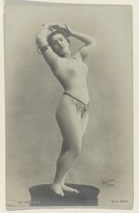 Portret van een schaars geklede onbekende danseres op een programma voor een concert, reclame voor Comptoir Photographique de l