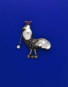 A Guild of Handicraft hvit og gul metallbrosje i form av en 