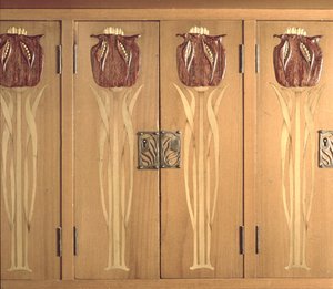 Detalj av utskåret innlegg på skap, laget av Guild of Handicraft, ca. 1898-99 (mahogni, kristtorn og messing) av Charles Robert Ashbee