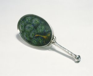 Håndspeil designet av Ashbee med påfugldesign emaljert av William Mark, laget av Guild of Handicraft, 1903 (sølv)