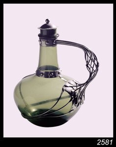 Sølvmontert grønn glasskaraffel med produsentmerke for Håndverkslauget, 1901 (glass og sølv)