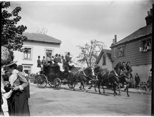 A horse-drawn coach driving past a group of cottages, Greater London Authority, 1895-1905.    1184301   no       norwegian Successfully Translated  Original: Eustace III, Count of Boulogne, 1844. Translat: Eustace III, Count of Boulogne, 1844. 1187704 no n av Charles William Prickett