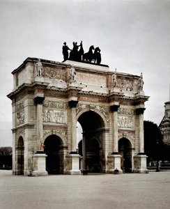 Utsikt over Arc de Triomphe du Carrousel realisert av Pierre Francois Leonard Fontaine (1762-1853) og Charles Percier (1764-1838) i Paris (Louvre) av Charles and Fontaine Pierre Percier