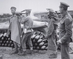 Kinesisk enhet lager luftbomber ved et ammunisjonslager i Frankrike av Chinese Photographer