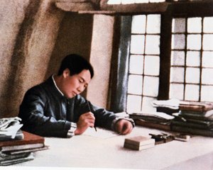 Mao skrev verket sitt "" Fra langvarig krig"" i en hule i Yenan av Chinese Photographer