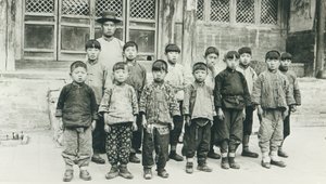 Skolelærer og elever av Chinese Photographer