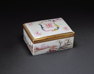 A Monogramed Snuff Box, Qianlong Period (1736-95) ca. 1750 (porselen)