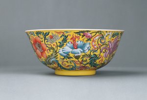 En fin famille rose gulmalt skål, 1821-1850 av Chinese School