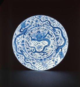 Blått og hvitt fat malt med drager, Wanli eller Chongzheng, 1600-35 (porselen)