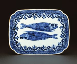 Blått og hvitt eksportporselensfat malt med fisk (porselen)