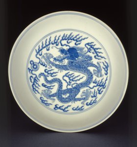 Blått og hvitt porselensfat malt med en drage, Qianlong-merke og periode, 1736-1795 (porselen)