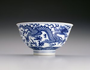 Skål med drager og bølger, Xianfeng-merke og periode 1851-61 (porselen med blå underglasur) (se også 142299)