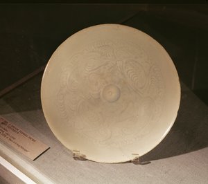 Skål med en innskåret blomsterdekor, fra Nanchang, Jiangxi-provinsen, Sung-dynastiet, 1100-1200-tallet (porselen)