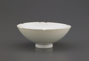 Skål med hakkkant, Jingdezhen, Jiangxi-provinsen, Northern eller Southern Song-dynastiet (keramikk)