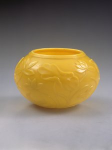 Utskåret skål, Qianlong-periode (1736-95) (farget glass) (se også 272125)
