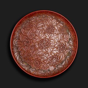 Utskåret fat som bærer merke av Xuande (1426-36) i bunnen, kinesisk (rød lakk på tre)