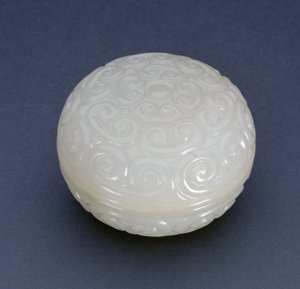 Circular Seal-Paste Box av Guri-lakkstil med lingzhi-ruller, Ming-dynastiet (hvit stein) (se også 241120) av Chinese School