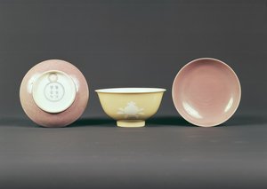 Sirkulær skål, Chien Lung-periode (1736-95) (keramikk) av Chinese School