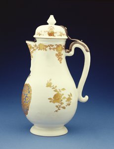 Kaffekanne av Meissen-form dekorert hovedsakelig i forgylt med armene til Gustav Gabriel Loodh, Qianlong-perioden (1736-95) (porselen) (sidevisning av 210133)