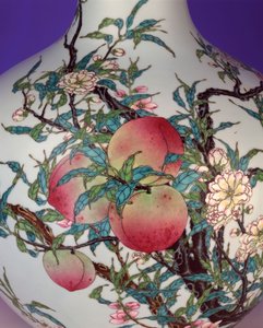 Detalj fra en praktfull famille rose nifersken kuleflaskevase, 1735-1795 av Chinese School
