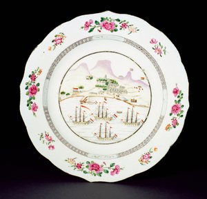 Middagstallerken malt i famille rose-emaljer som viser Taffelberget og fire skip som fører det nederlandske flagget utenfor Kapp det gode håp, Qianlong-perioden (1736-95) ca. 1770 (porselen)