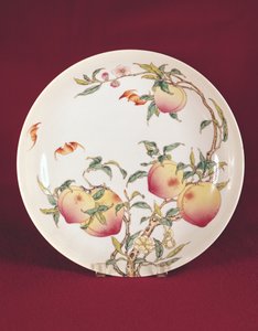 Famille rosetallerken dekorert med et mønster av aprikoser, Qing-dynastiet (porselen) av Chinese School