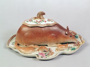 Famille rosesaus terrin og deksel modellert som et ekorn, Chien Lung-periode (1736-95) (keramikk)