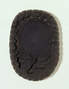 Blekkstein skåret ut som den store mytiske Lo-shu-skilpadden blant bølger, sannsynligvis Ming-dynastiet (grå tuan-stein) (under vann) (se også 142695-6)