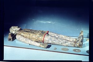 Jade-gravdress, fra graven til prinsesse Tou Wan, kone til Liu Sheng (d.113 f.Kr.) fra Lingshang, Man-ch'eng, Hopei, Vest-Han-dynastiet (jade med gulltråd)