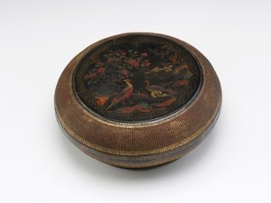 Lakkert og kurvpanel sirkulær boks, sent 16.-tidlig 17. (svart lakk på trekjerne med polykrome pigmentforgylling og bambuskurv) av Chinese School