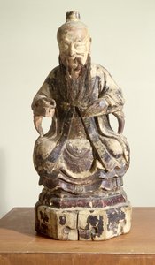 Lao-Tzu (ca. 604-531) bærer kronen til en mester (malt tre)