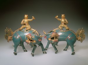 Par Qilin, Qianlong periode (1736-95) (cloisonne & champleve emalje med forgylt metall) (for detaljer se 272143)