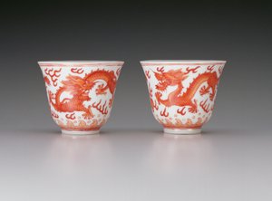 Et par vinkopper, som viser drager med fem klør i jakten på flammende perler, Guangxu-merket og perioden 1875-1908, kinesisk (porselen med jernrød dekorasjon)
