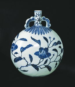 Pilgrims blå og hvit kalebass med blomsterdekorasjoner, ca. 1403-24 (keramikk) av Chinese School