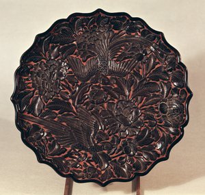 Tallerken med blomstermotiver og to fugler, Yuan-dynastiet (1271-1368) (lakkert tre) av Chinese School