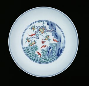 Porselensfat malt i underglasurblått og ducai-emaljer, 1723-1735 (porselen)