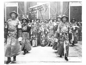 Portrett av TzU-Hsi (1835-1908) Enkekeiserinne av Kina med vaktdamer og vakter av Chinese School