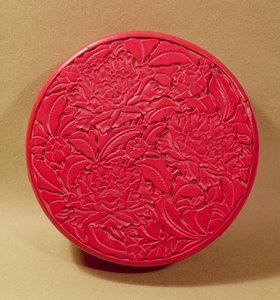 Rød lakkboks dekorert med peoner, c.1426-35 (lakk på tre) (se også 52020)