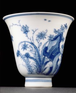 Halv-eggskallbeger, Kangxi-merke og periode 1662-1722 (porselen med blå underglasur) (se 142601, for underside se 142558)