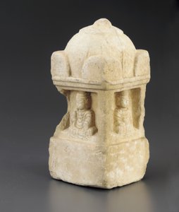 Liten stupa, kuppeltak og buddhistiske figurer som okkuperer fordypninger på alle 4 sider, firkantet sokkel, divisjonsperiode, 557-581 av Chinese School
