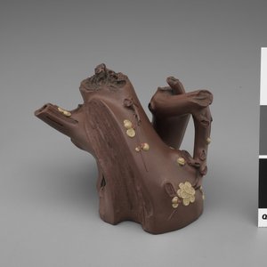 Tekanne i form av prunus-gren, sent på 17 århundre - tidlig på 1700-tallet (Yixing ware; rødbrunt steintøy med farget slip) av Chinese School